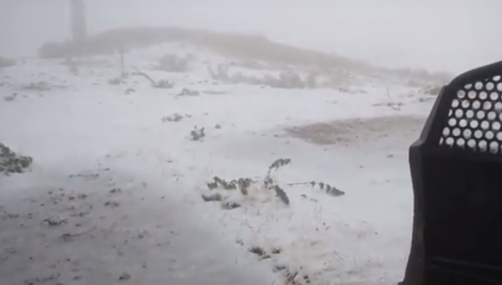 GRČKA SE ZABELELA! Sneg pao usred septembra, ali Srbima to ne smeta da uživaju na plažama! (VIDEO)