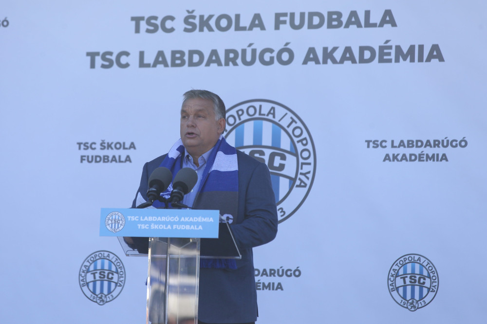 Spektakl u Bačkoj Topoli, Orban sa fudbalskim ŠALOM oko vrata otvorio akademiju (FOTO)