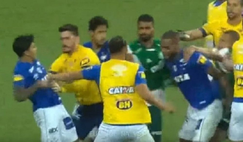 Mogli su da sačekaju kraj, OVAKVO PESNIČENJE na fudbalu se ne pamti i to MINUT PRE KRAJA (VIDEO)