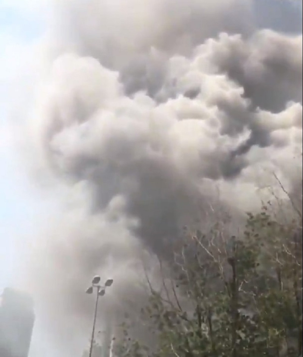 Vatra besni u blizini benzinskih pumpi, gust dim se vidi iz svih delova grada! (FOTO)
