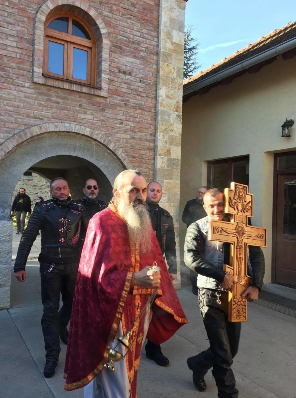 "Noćni vukovi" poklonili manastiru Studenica Časni krst (FOTO)