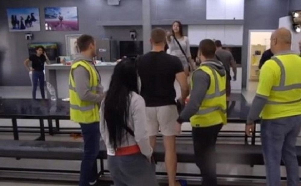 GAĐAO JE FLAŠOM, OBEZBEĐENJE ULETELO: Navikla si da budeš prljava, prostitutkice mala!