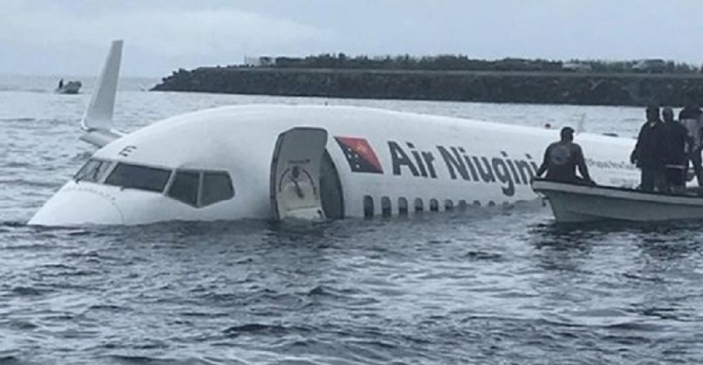 Putnički avion udario u obalu, letelica počela da tone, izvlačili putnike da se ne podave (VIDEO)