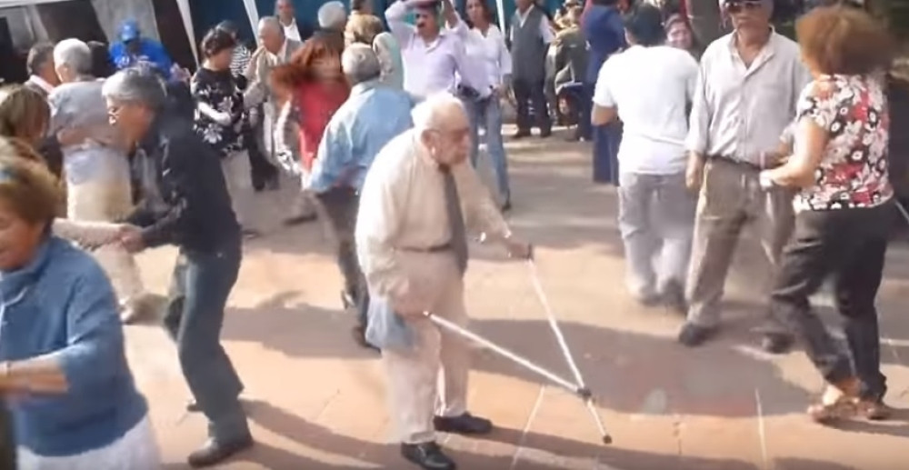 Dekica jedva hodao, ali kad je čuo ovu pesmu podmladio se 20 godina!