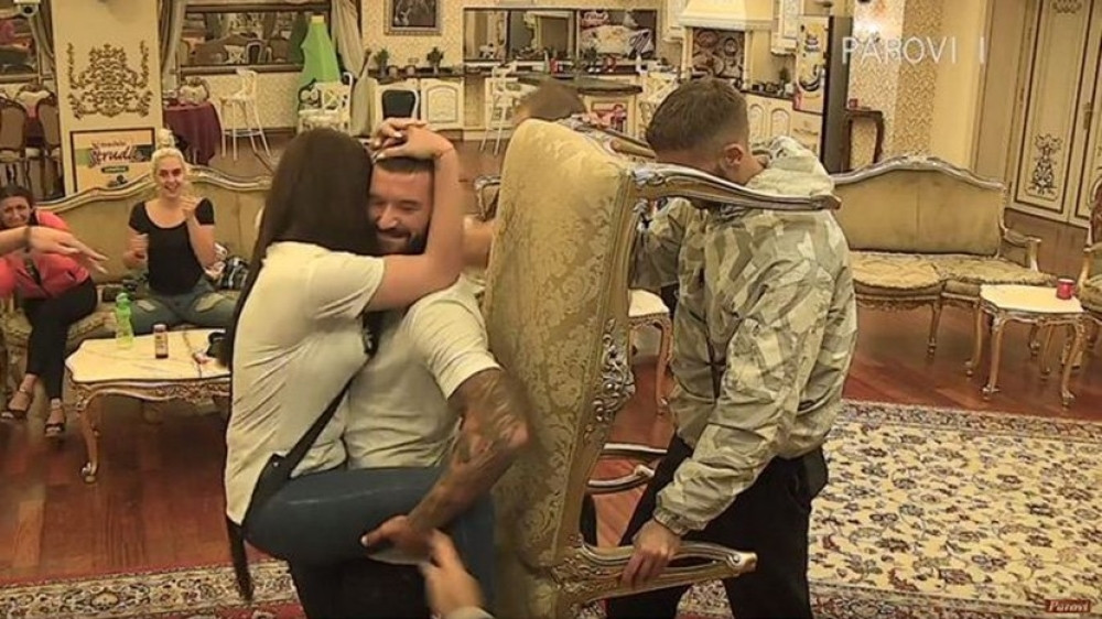 TRENERKA MU JE BILA SVA UFLEKANA! Masturbirao dok su ostali pričali prljavštine, sve je bilo mokro!