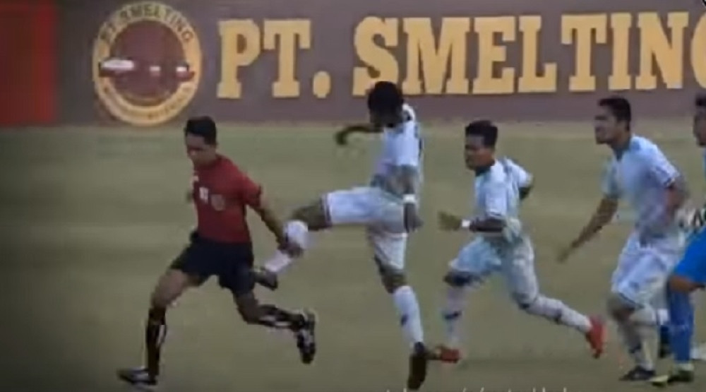 Mislite da ste videli sva prebijanja sudija? Pogledajte LINČ u Indoneziji, jadnik je proveravao da li mu je glava na istom mestu! (VIDEO)