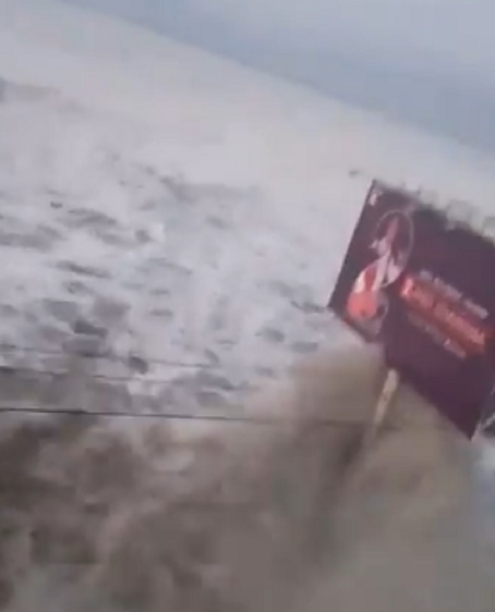 LJUDI VRIŠTE I BEŽE GLAVOM BEZ OBZIRA: Snažan cunami pogodio Indoneziju (VIDEO)