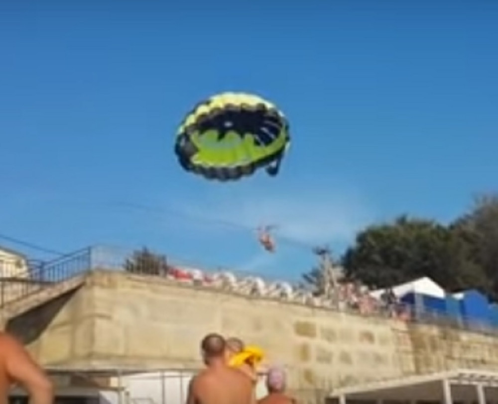 DRAMA NA MORU: Padobranom se zapleli za dalekovod, turisti počeli da vrište na sav glas