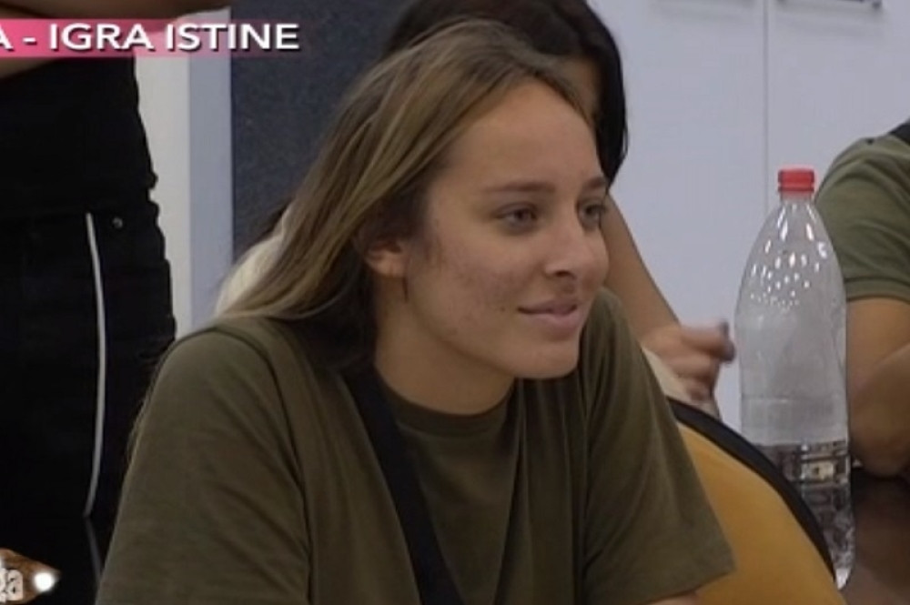 LUNA BLISTA OD SREĆE, PONOVO ZALJUBLJENA U OŽENJENOG Na sve spremna da on uđe u "Zadrugu"! MOLILA PRODUKCIJU