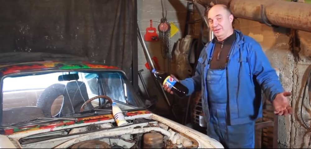 Sipao je u "ladu" jestivo ulje, šećer, so, sirovo jaje, mleko... Ono što se desilo ostaviće vas BEZ TEKSTA! (VIDEO)