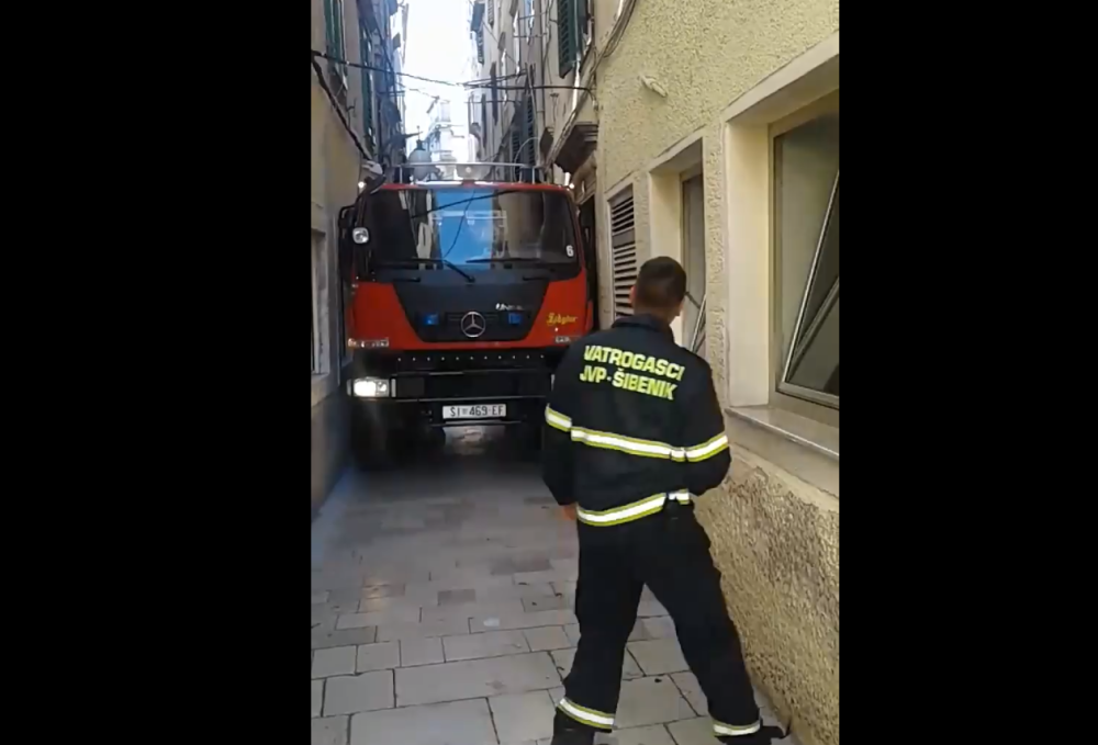 Vatrogasci kamionom uleteli u uske, kamene, ulice, usledila je borba sa točkovima ne bi li se iskobeljali (VIDEO)