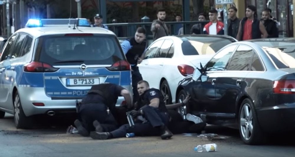 Policajci tukli nenaoružanog muškarca, JAVNOST OGORČENA! (VIDEO)