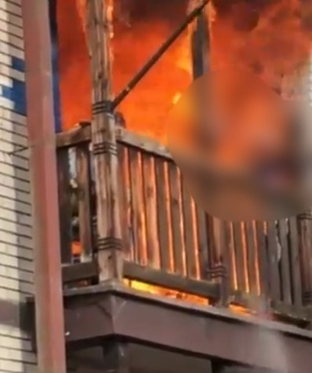 Dve osobe žive izgorele na terasi zgrade u Novom Pazaru