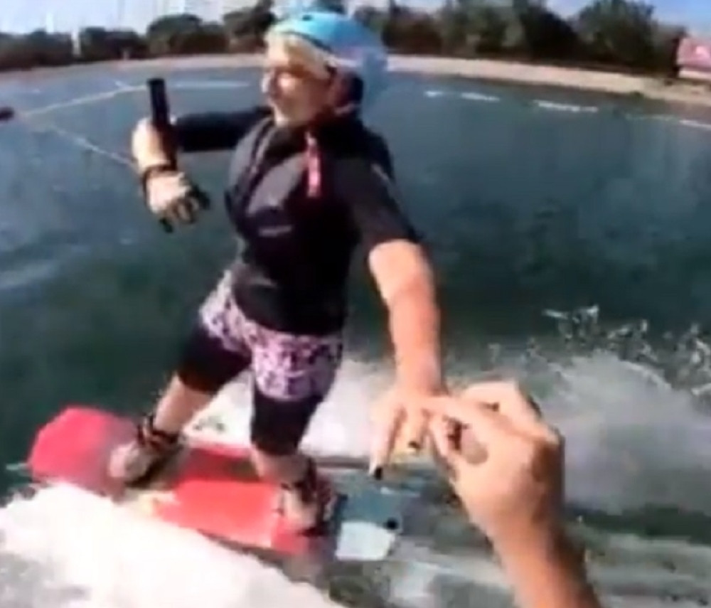 Kleknuo na dasku, a onda usledilo veliko iznenađenje za nju!