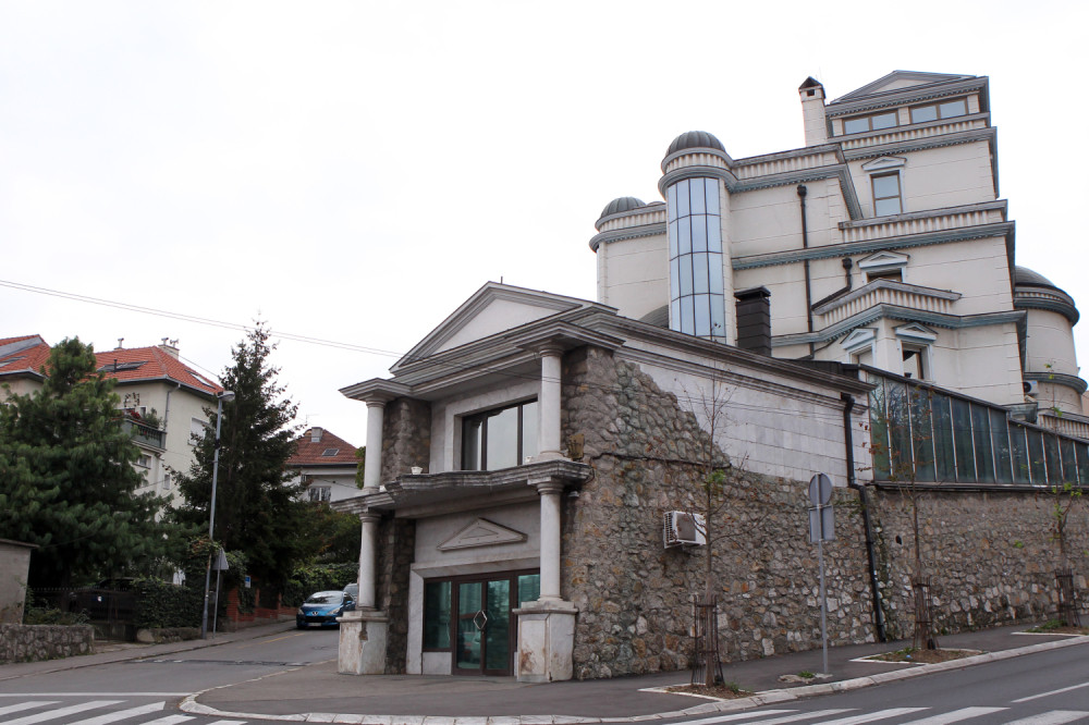 U Titelu počelo kićenje, a evo šta se dešava ispred kuće Cece Ražnatović!