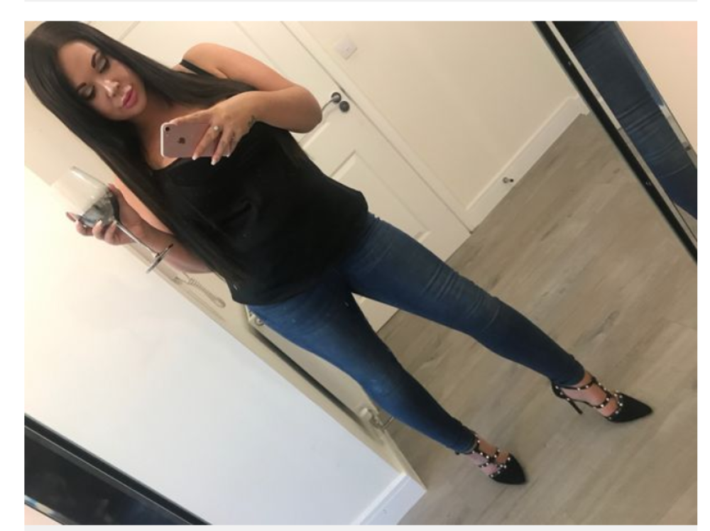 Lola radi u posebnoj seks-industriji, niko je ne pipa, zarađuje ogromne pare, a svi je pitaju "KAKO JE BILO NA POSLU?"