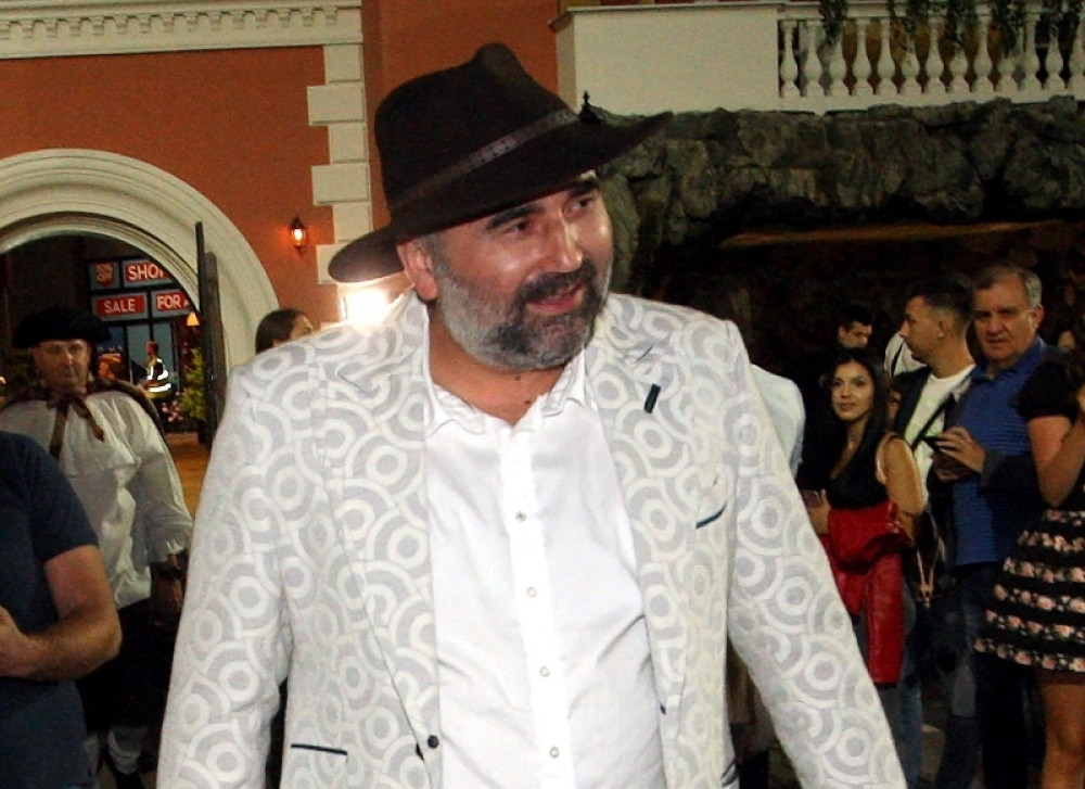 SČEPAO JE I NE PUŠTA Pali prvi poljubci, Miki nije odustajao! (FOTO)