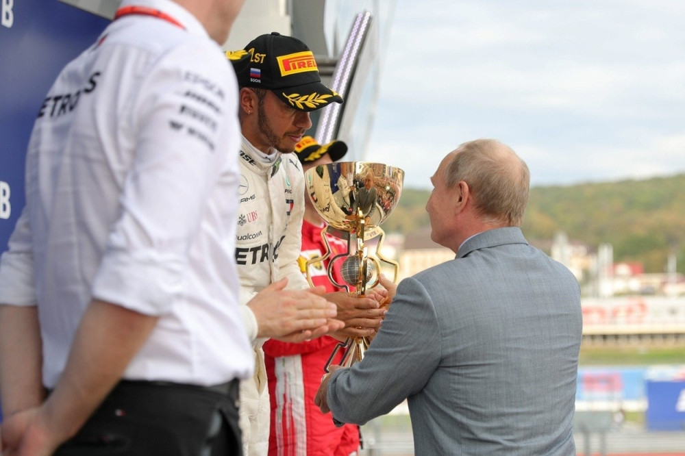 Hamilton dobio pehar od Putina, ali nije smeo da ga poprska šampanjcem! (VIDEO)