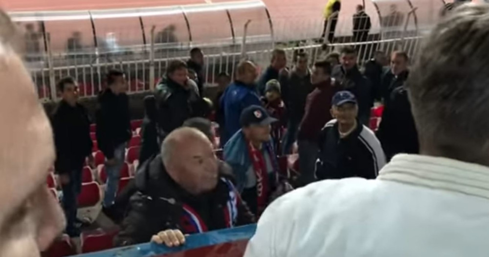 Starija ekipa navijača Radničkog napala delegaciju Partizana! Gađali su ih uz psovke i salve uvreda! (VIDEO)