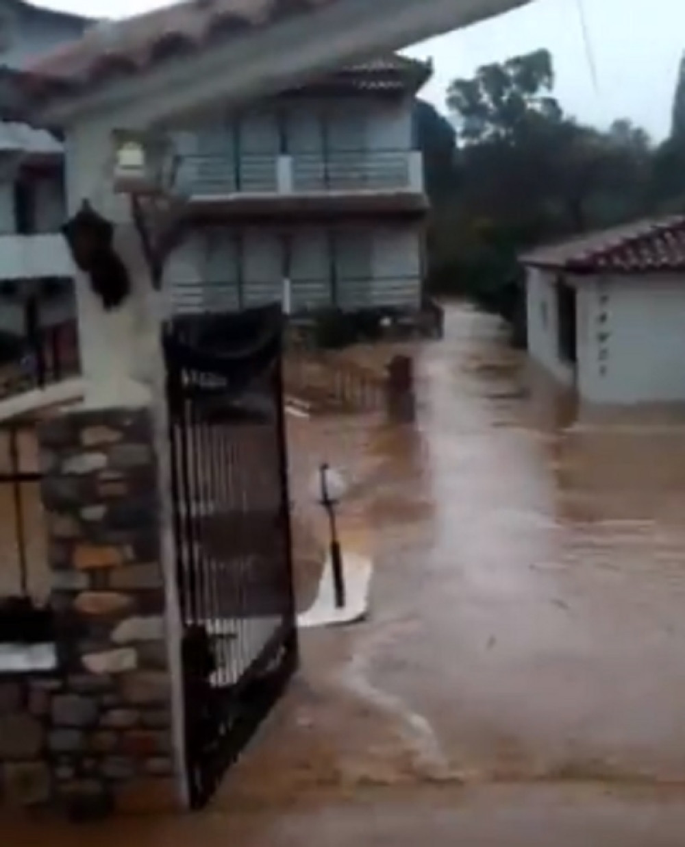 Omiljeno srpsko letovalište potpuno potopljeno, naši državljani ne mogu da se vrate! (VIDEO)