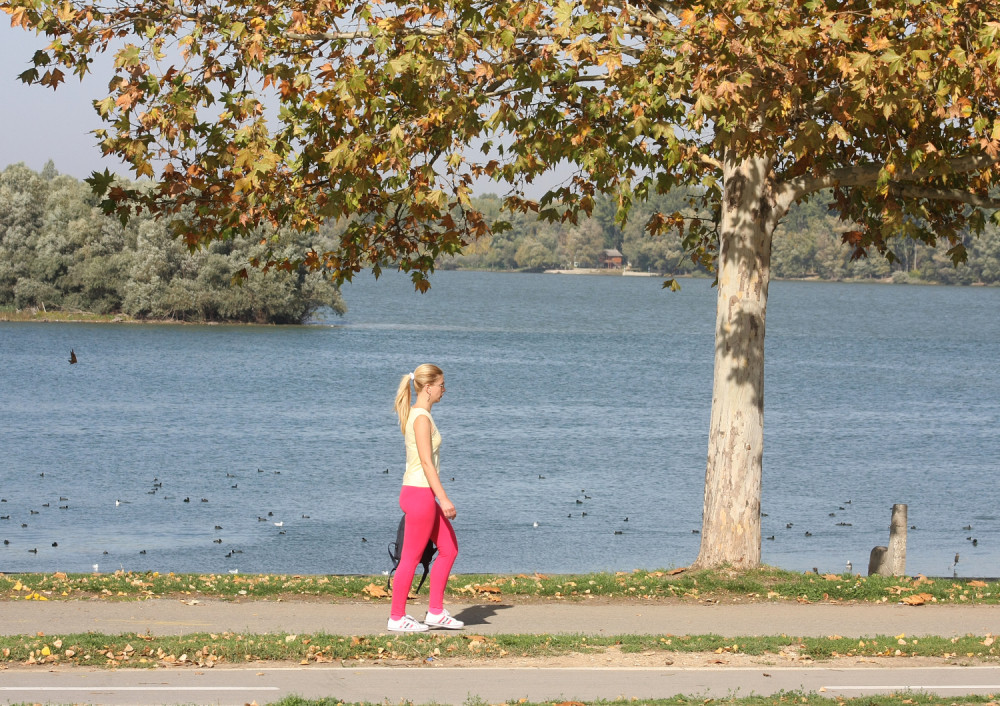Temperatura iznad 20 i dalje, ali ne šetajte samo u majicama! Evo zašto!