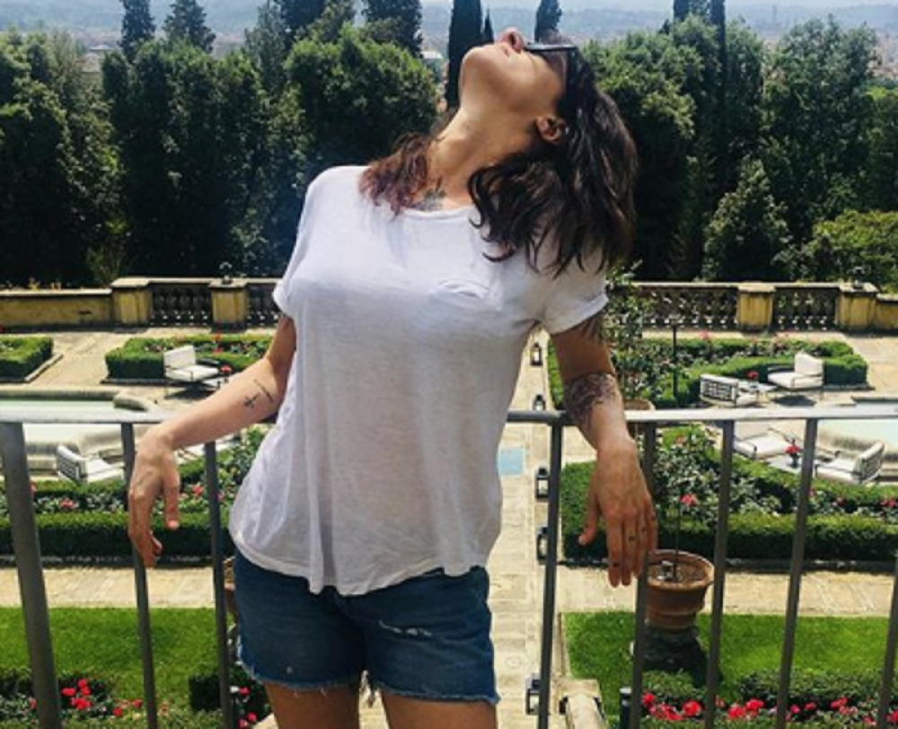 SEKSUALNO GA ZLOSTAVLJALA! Poznata glumica imala seks sa maloletnikom!