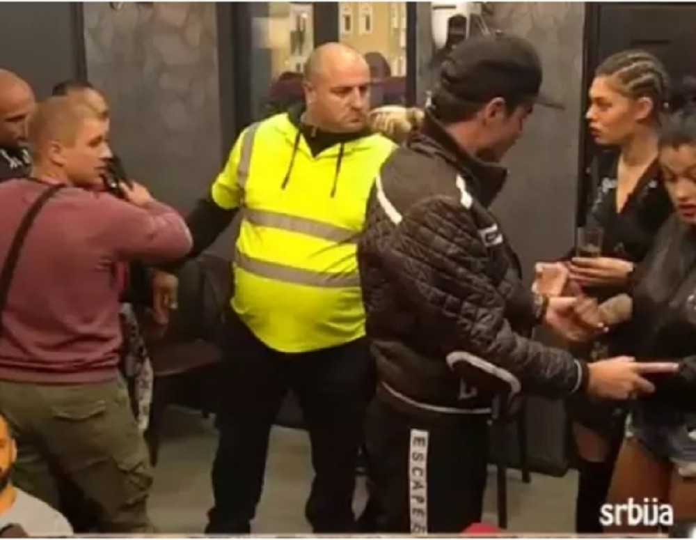 "MAMA TE GLEDA KAKO TI MUŠKARCI MASIRAJU GU*ICU" Brutalno psovali Aleksandru, potom krenuli da vređaju njeno dete! OPŠTI HAOS