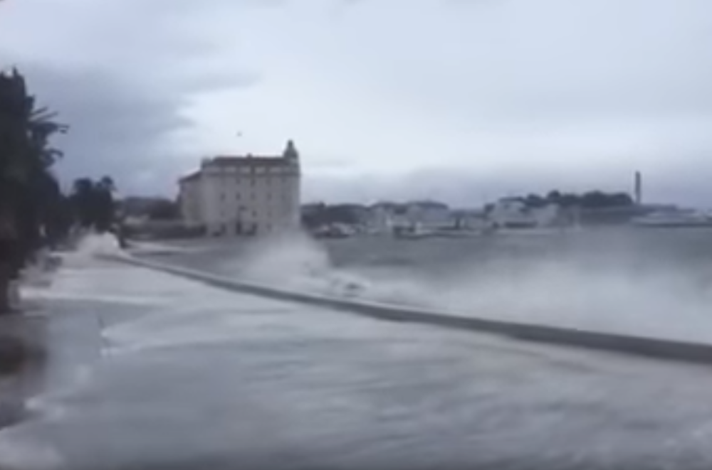 Monstruozno čudovište od devet metara svom silinom udarilo na Dubrovnik (VIDEO)