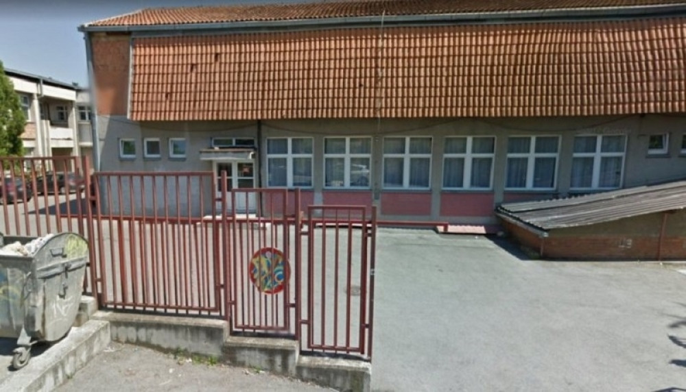 Ćelavi muškarac pokušao da uvuče devojčicu (12) u crni kombi