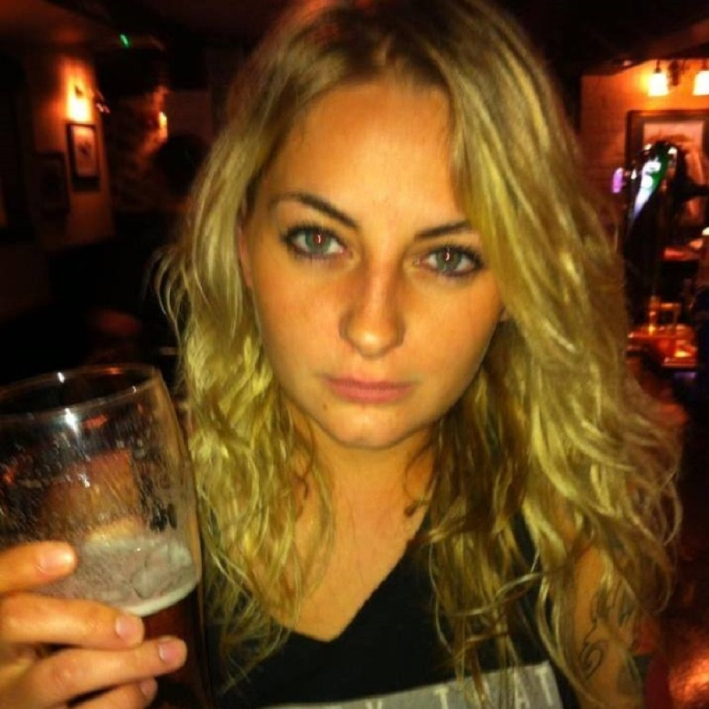 Viktorija (22) je dobila otkaz, a onda su njen muž i sin zatekli STRAVIČAN PRIZOR ISPOD STEPENIŠTA