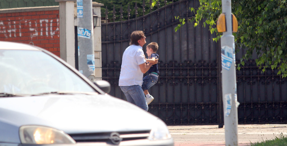 TVOJE GOLE SLIKE ĆE OSRAMOTITI NAŠEG SINA KOJI USKORO KREĆE U ŠKOLU! Milan Popović poslao Severini brutalnu poruku!