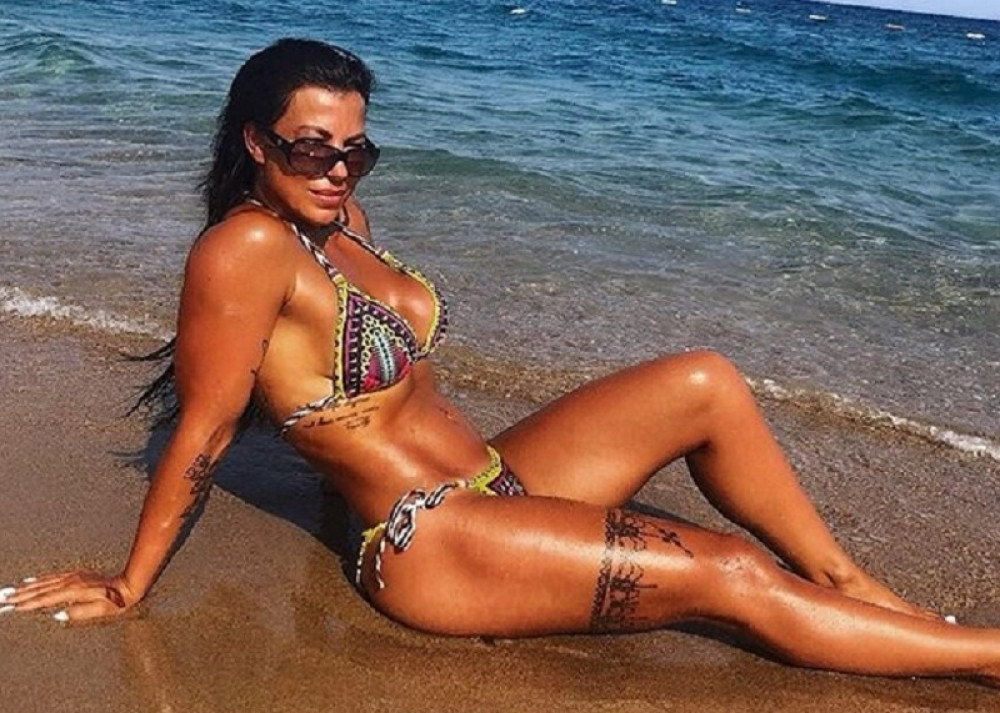 Guza na IZVOL'TE! Supruga slavnog srpskog košarkaša u tangama baca muškarce u nesvest! (FOTO)