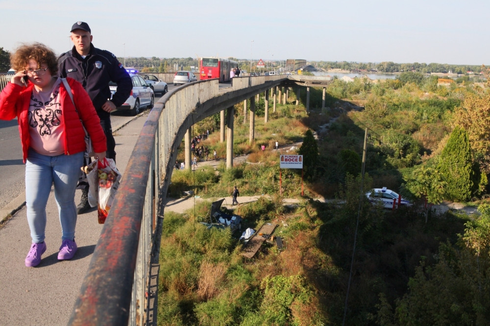 Srča rasuta na Pančevcu, žena poginula kada je automobil probio ogradu i sleteo s mosta (FOTO, VIDEO)