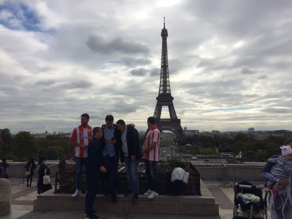 GRMI U PARIZU, ORI SE PESMA CRVENO-BELIH Delije "tresu" Alfelov toranj! (VIDEO)