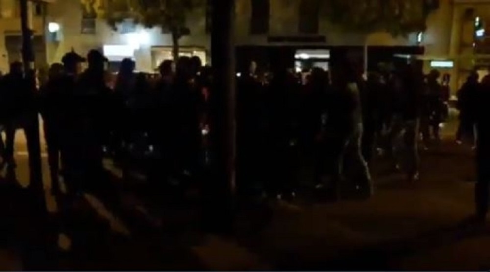 U Parizu se POŠIBALI NAVIJAČI Pari Sen Žermena i Zvezde, policija KORISTILA SUZAVAC! (VIDEO)