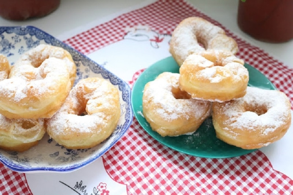 Svi ih obožavaju, a prave se vrlo jednostavno! Naučite i vi da spremite pahuljne krofne sa rupom (VIDEO)
