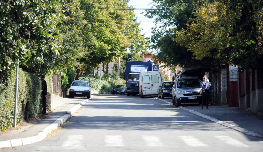Unezvereni otac je izleteo, a onda je crni automobil počeo da kruži oko škole: Odmah sam zvala dete da mu kažem da se NE PRIBLIŽAVA