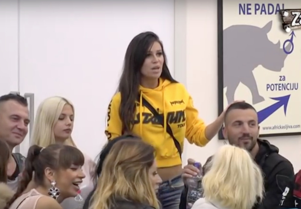 VRELE SCENE U ZADRUZI Četiri zadrugarke u opasnoj akciji! Guzile se, dodirivale, NIŠTA IH NIJE BILO SRAMOTA!