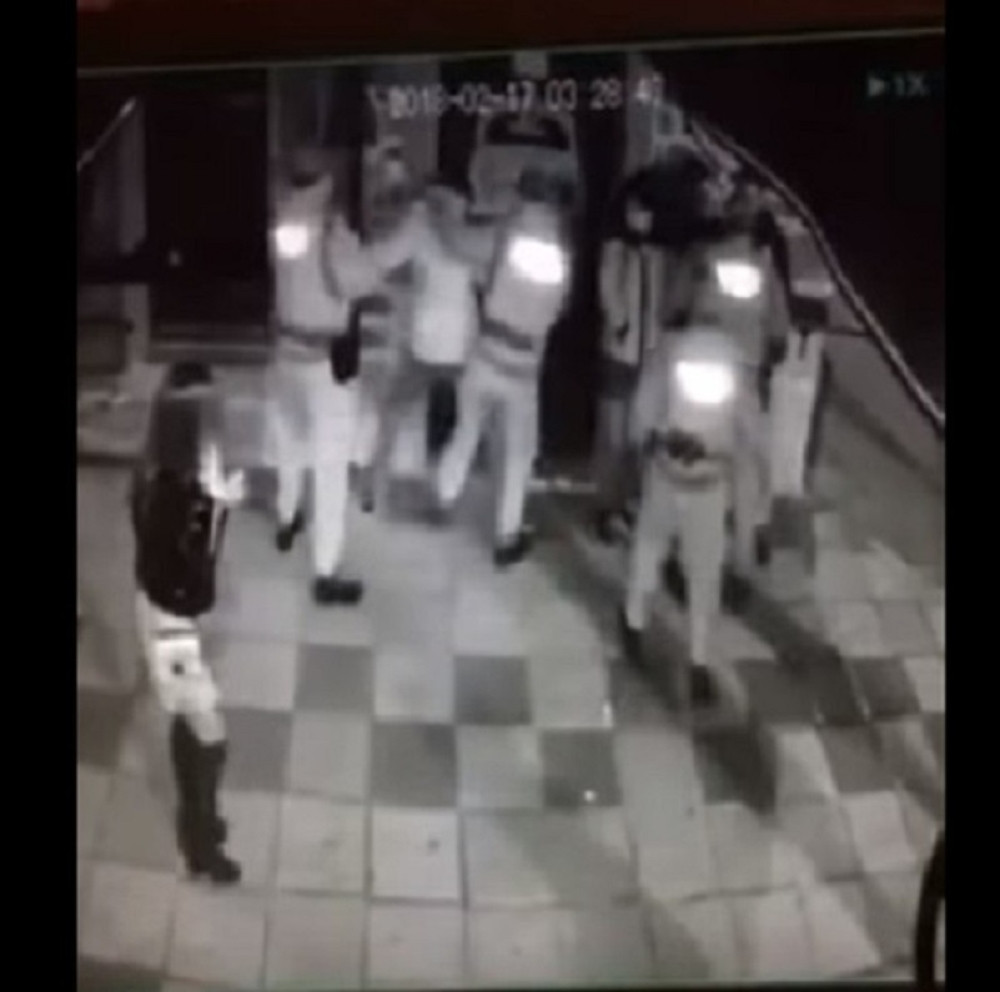 Doviknuli "svinje policijske", u sledećem trenutku su pali krvavi (UZNEMIRUJUĆ SNIMAK)