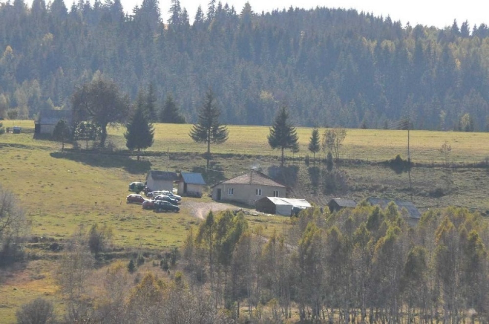 Detalji tragedije kod Sjenice: Komšija kolima ubio dečaka, pa otišao u štalu da se obesi (FOTO)