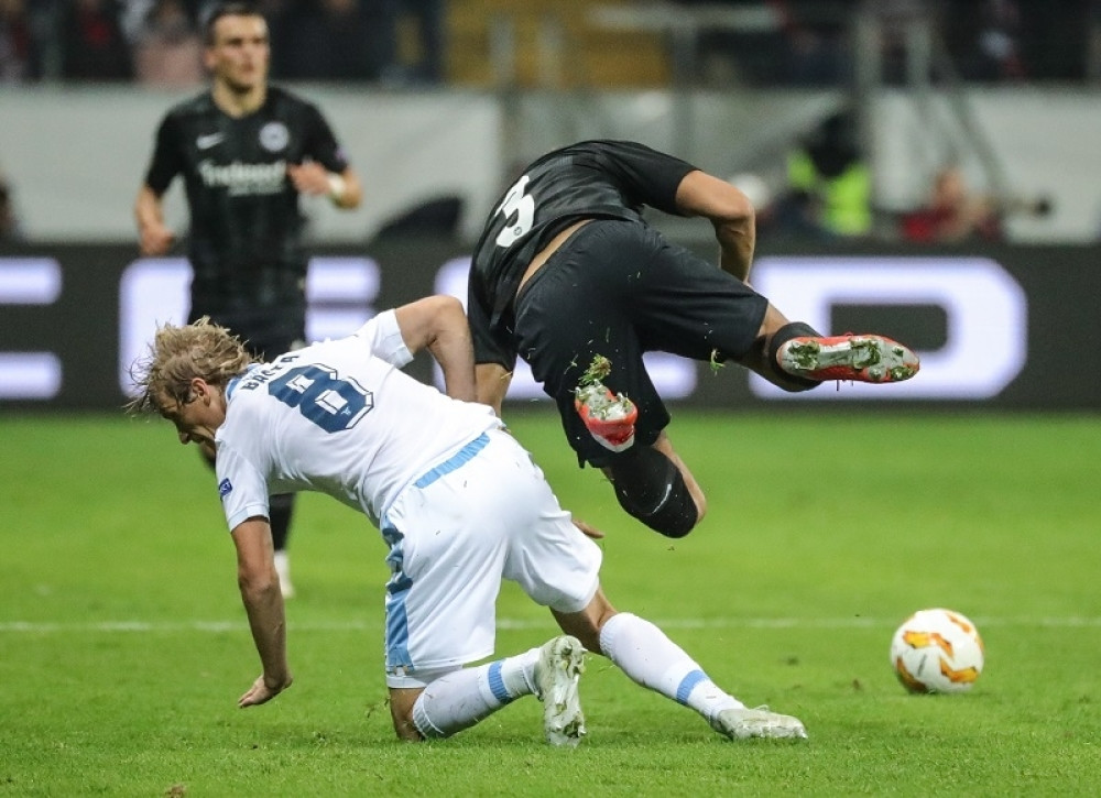 Srbi davali golove, a neki i crveneli... BASTA NA PRIMER, već posle 45 minuta zaradio isključenje! (VIDEO)