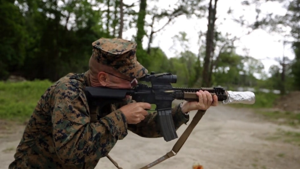 Kako da ispržite slaninu pomoću automatske puške? Pa, VEOMA LAKO! (VIDEO)