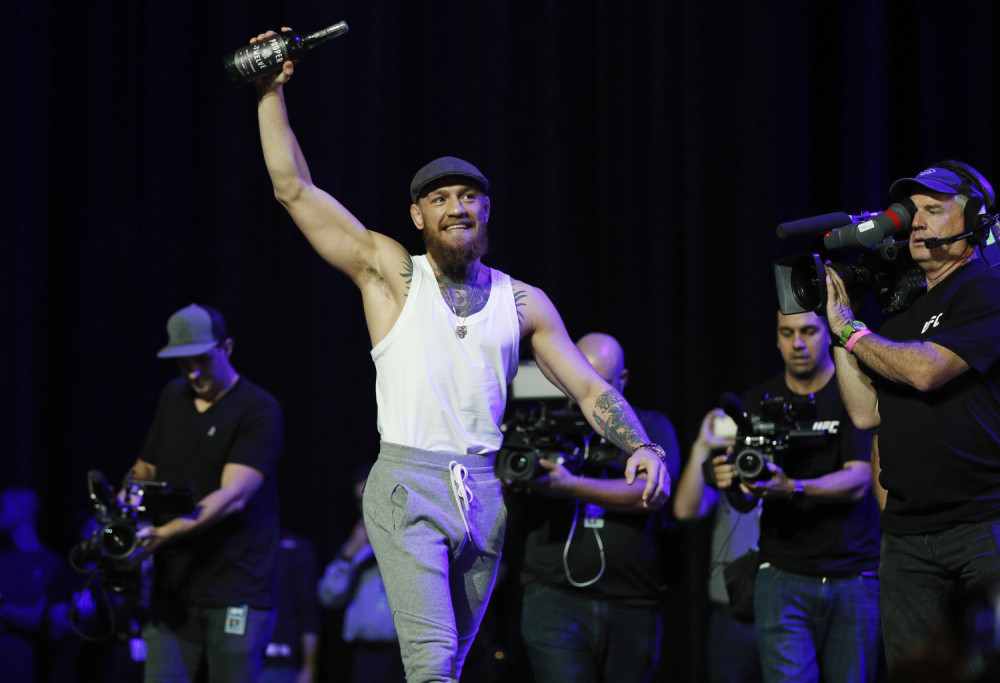 Uvertira pred LUDILO GODINE, Konor kasnio pred novinare, a onda je krenuo da pljuje Habiba! (FOTO)