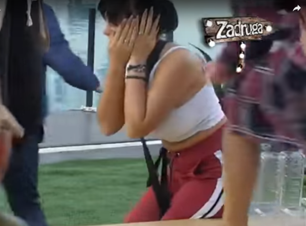 ODZVANJALI JAUCI, DRŽALI JE DA NE PADNE Vladimir je gađao flašama, a onda iz sve snage udario pesnicom! OVO JE TAJ HOROR TRENUTAK (VIDEO)