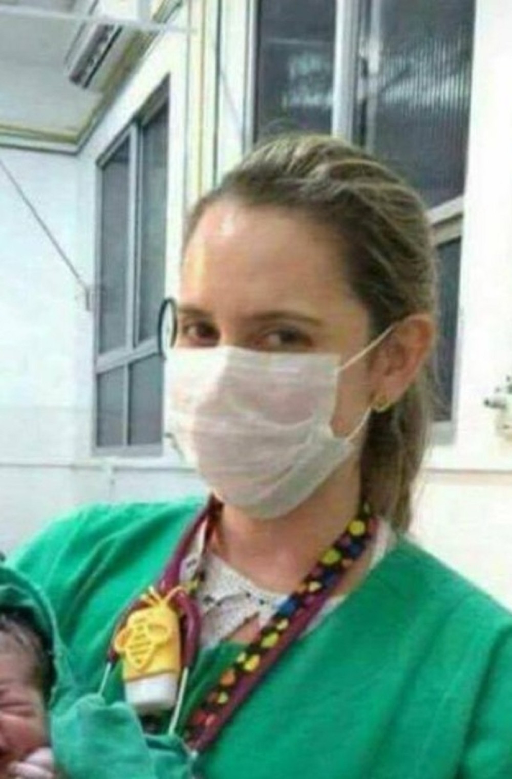 Napravila selfi sa tek rođenom bebom, ali zbog prizora iza njih svi su je napali (FOTO)