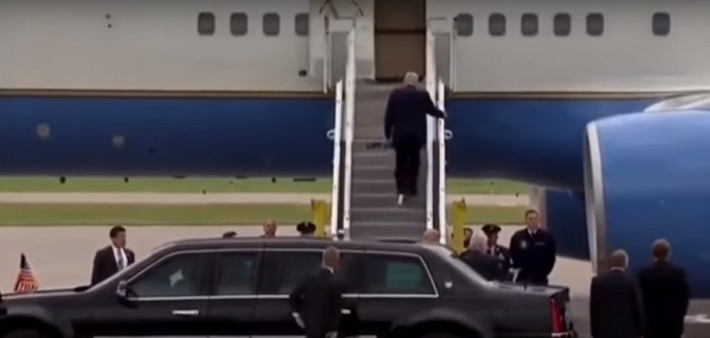 CEO SVET SE SMEJE TRAMPU Dok je ulazio u avion, sa cipele mu je visio toalet papir (VIDEO)