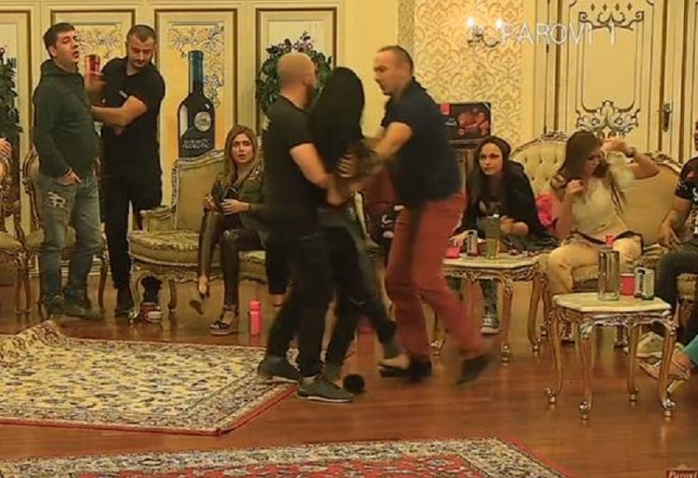 DOŽIVELA NERVNI SLOM PRED KAMERAMA Razbacala sve stvari, od stresa počela da povraća - REAGOVALA HITNA POMOĆ!