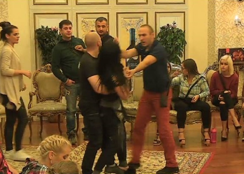 NAPADNUT NOVINAR ALO-a! Hteli da ga linčuju u Parovima, obezbeđenje reagovalo, za dlaku izbegnuto krvoproliće! (VIDEO)