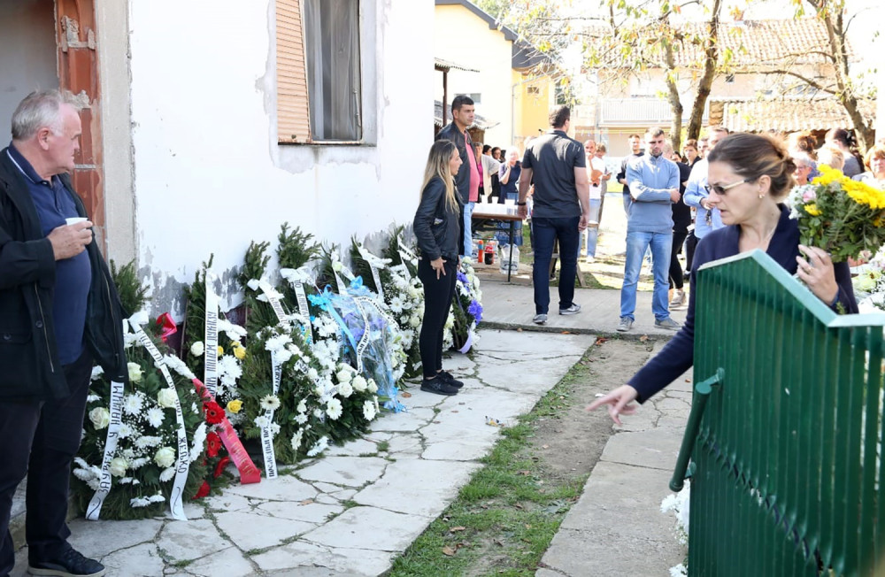 Beli sanduk u kući, stotine ljudi ispratilo hrabrog dečaka, njegovom ocu uručen dres koji Dule neće videti