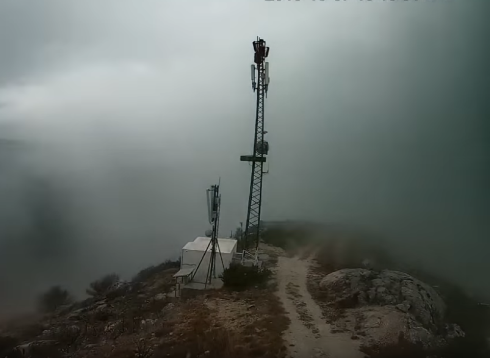 Oluja slomila jarbol koji ju je udario u glavu, pluta na okeanu bez svesti, a sada joj se brod RASPADA!